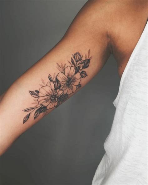 tatuaggio piccolo fiore|Tatuaggi piccoli con fiori, idee e foto